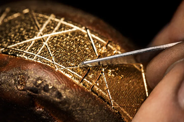 DIOR以手工雕刻的方式，於La D de Dior錶款上重現了經典的籐格紋符碼。品牌提供