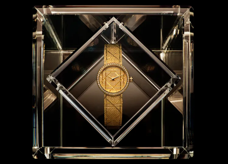 La D de Dior Gold 18K金石英鑽腕25mm，145萬元。品牌提供