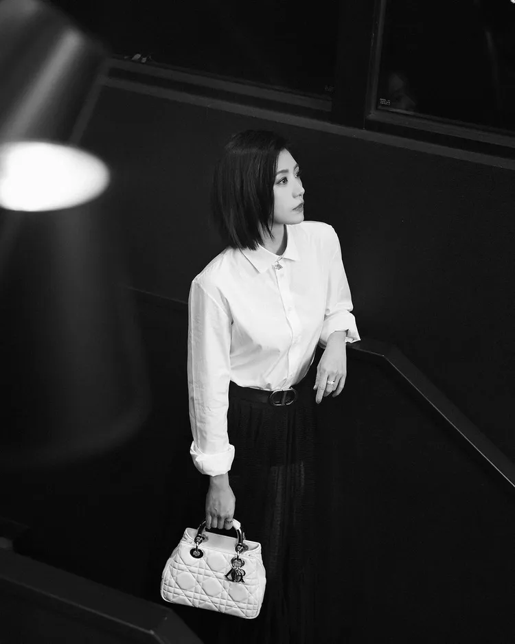 賈靜雯以優雅裝束搭配法國精品DIOR最新Lady 95.22包款入鏡，發文要「努力活成自己最喜歡的樣子」。翻攝alyssachia IG