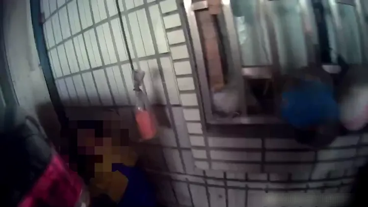 警方在車庫內發現韶男。蘆洲警分局提供