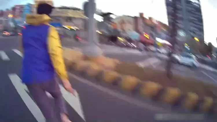 韶男推開警察落跑。蘆洲警分局提供