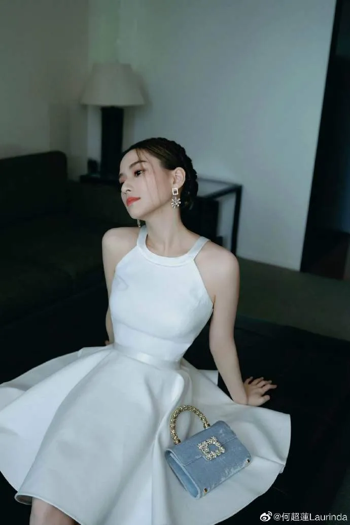 何超蓮前天上傳的白色洋裝照也頗有新娘感。翻攝本人微博