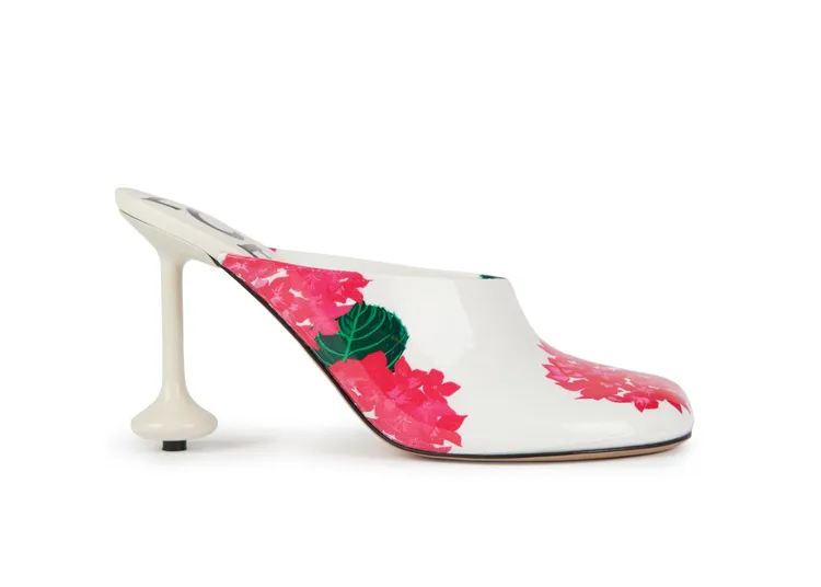 花卉圖案細跟鞋，未定價。品牌提供