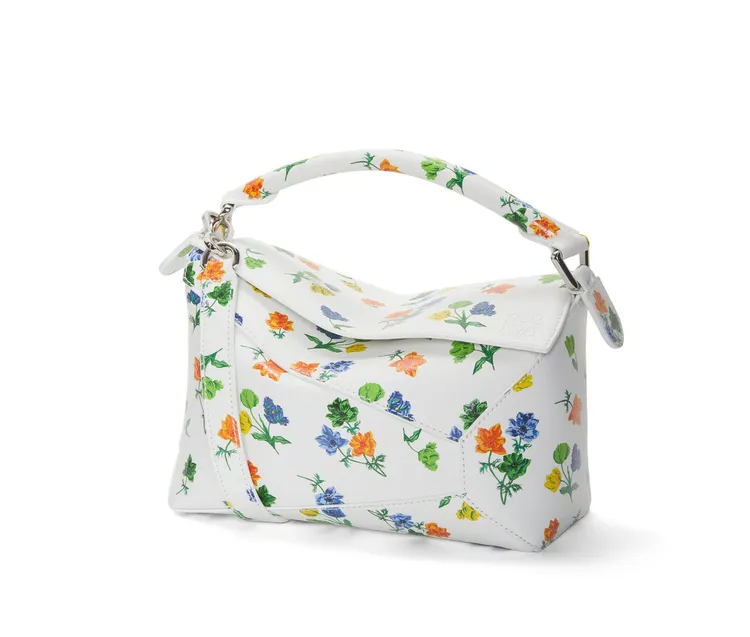 Puzzle Edge花卉圖騰肩背提包，11萬5000元。品牌提供