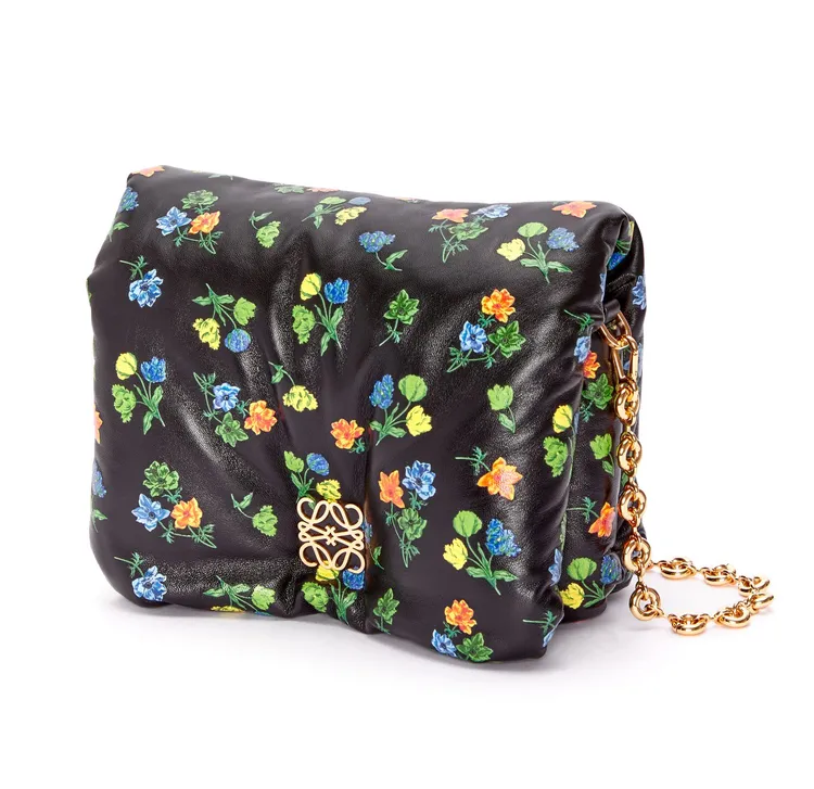 Goya黑色花卉圖騰肩背包，未定價。品牌提供
