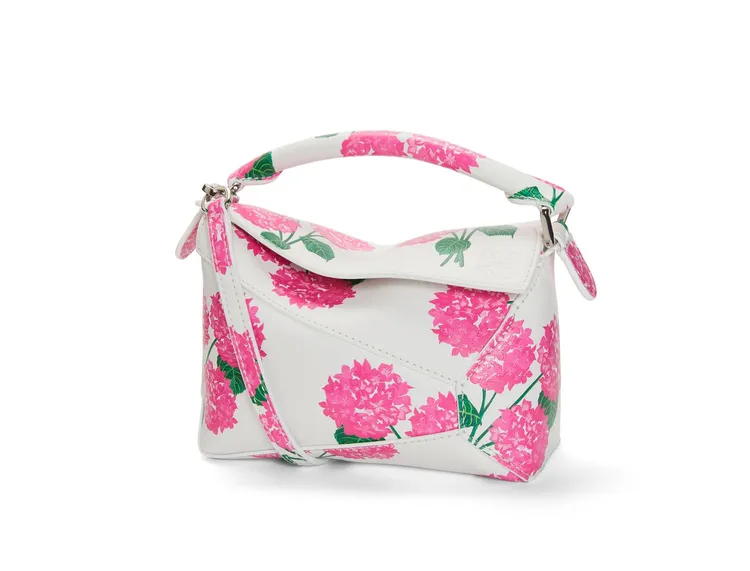 Puzzle Edge花卉圖騰肩背提包，8萬8000元。品牌提供
