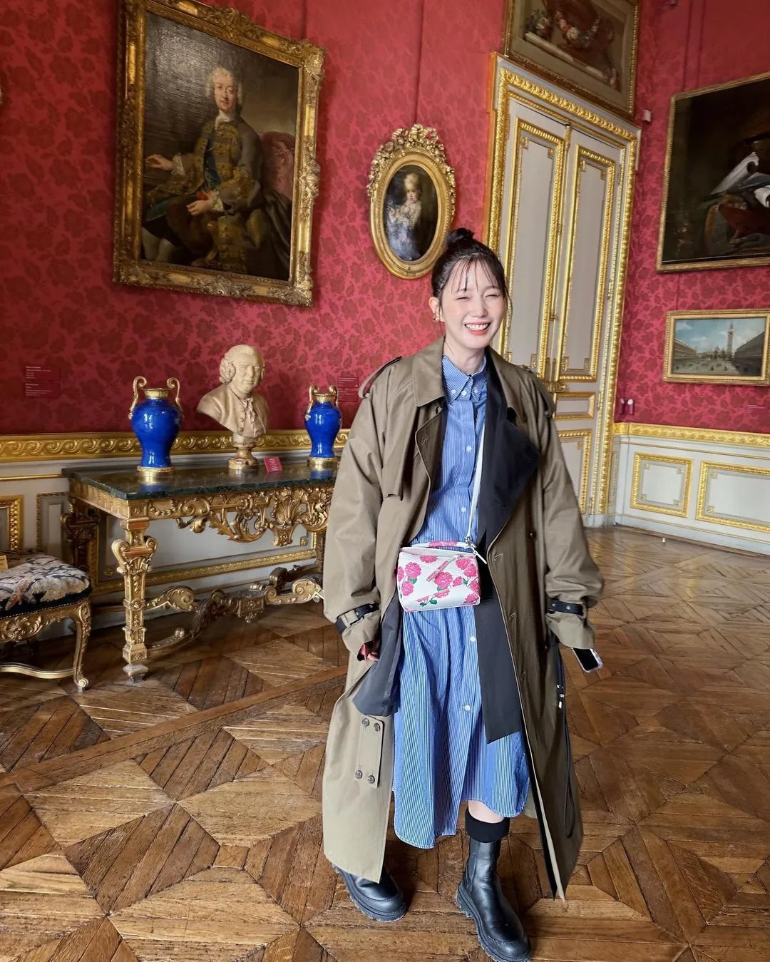 日本女星本田翼也率先穿搭LOEWE 2023春夏系列花卉印花Puzzle迷你肩背包。翻摄tsubasa_0627official IG