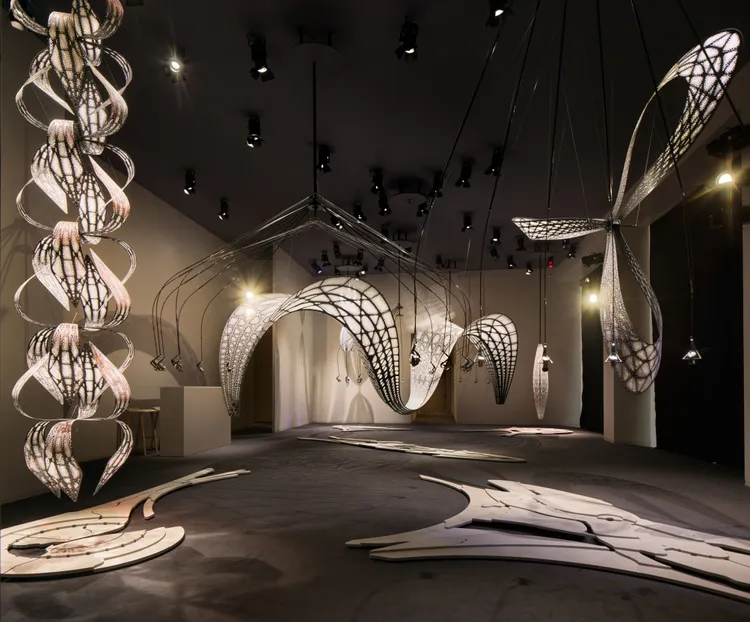 法國精品愛馬仕再度找來藝術家Clément Vieille  合作，為「Watches & Wonders」展間打造出1座宛如遊樂園般的機動裝置。品牌提供