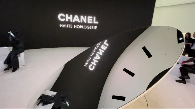 中央反射著錶盤樣式穹頂及投影幕畫面的偌大鏡面圓盤，帶領眾人沉浸於香奈兒對時間的獨特定義。陳張眾攝