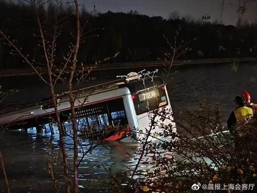 上海公車到終點過站不停　竟然直接衝進河裡