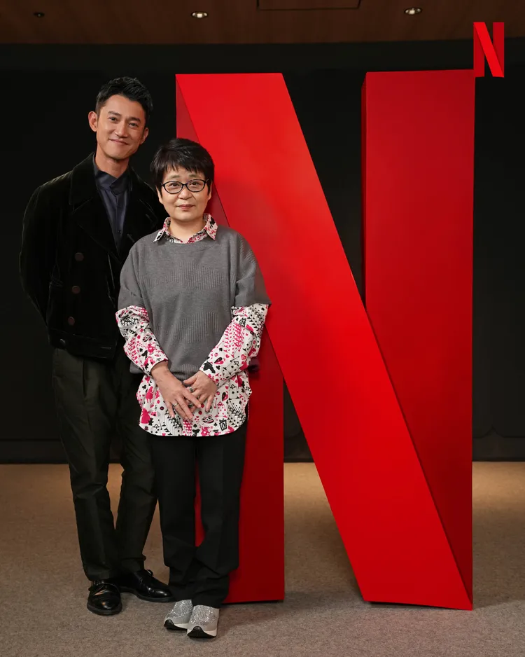影帝吳慷仁（左）主演《模仿犯》會面日本大師級作家宮部美幸。Netflix