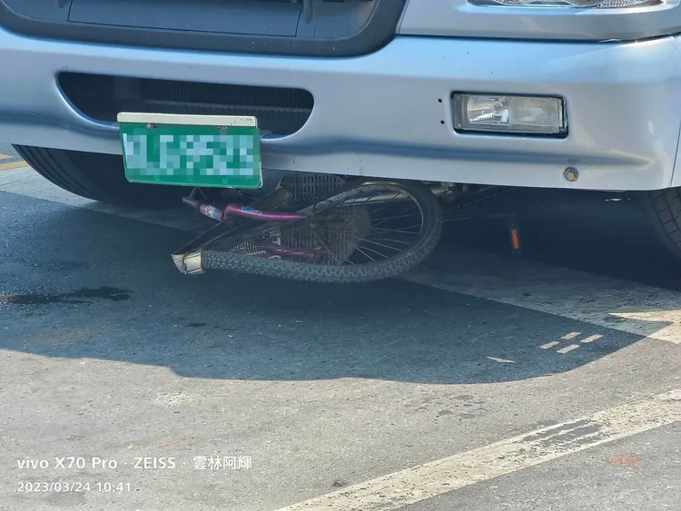 腳踏車卡在車底。高明輝提供