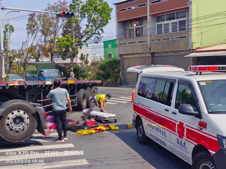 救護人員搶救在車底的傷者。高明輝提供