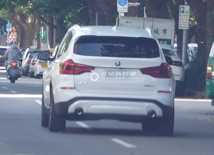 返家途中，王中平將車占用兩線車道，影響其他用路人。特勤中心攝