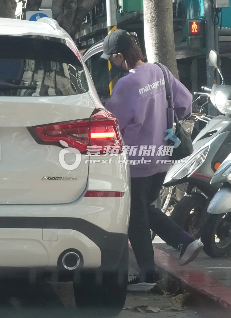 余皓然坐上由王中平違停在紅線上的座駕離開。特勤中心攝