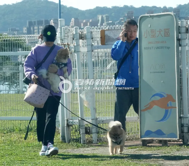 王中平（右）與老婆余皓然一前一後步出狗公園。特勤中心攝