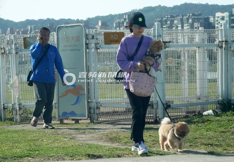  王中平（左）講著電話跟在老婆後面。特勤中心攝