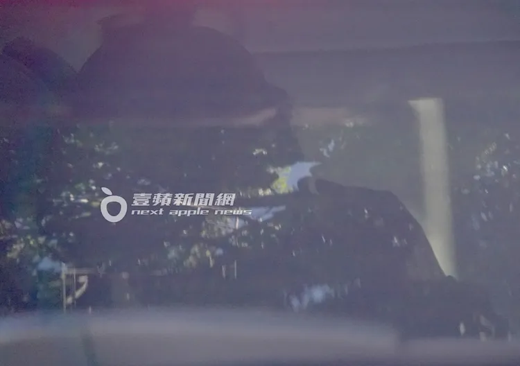 王中平一邊開車一邊講電話，行徑十分危險。特勤中心攝