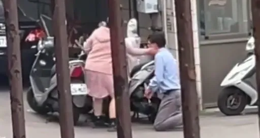  悍婦街頭狂搧男耳光「這裡是馬路嗎？」 下一秒這舉動網友全看傻