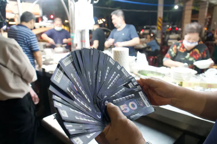 經發局推出「加食延暢」方案對接演唱會經濟，於12處捷運站同步設攤兌換「商圈夜市優惠券」。經發局提供