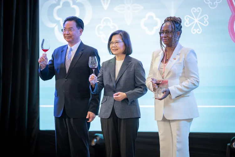 吳釗燮跟總統蔡英文、駐台使節團團長聖文森及格瑞那丁大使柏安卓一同祝酒。府提供