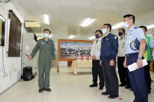 國民黨批《全動法》引家長恐慌 黃偉哲邀朱立倫來台南感受「戰機轟隆聲」