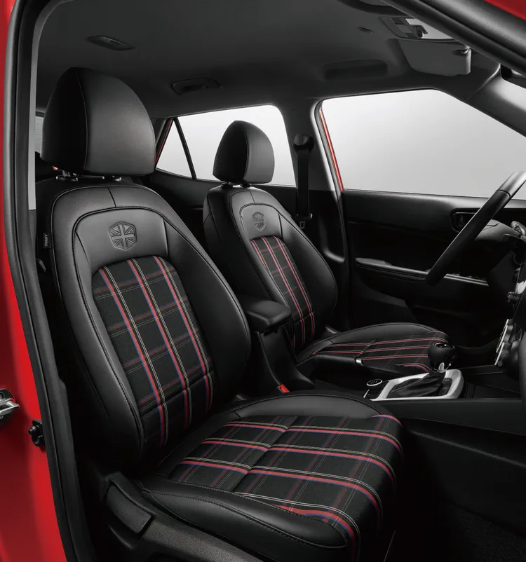 車內配置雙前座椅專屬蘇格蘭紋及熱壓LOGO飾徽。原廠照片