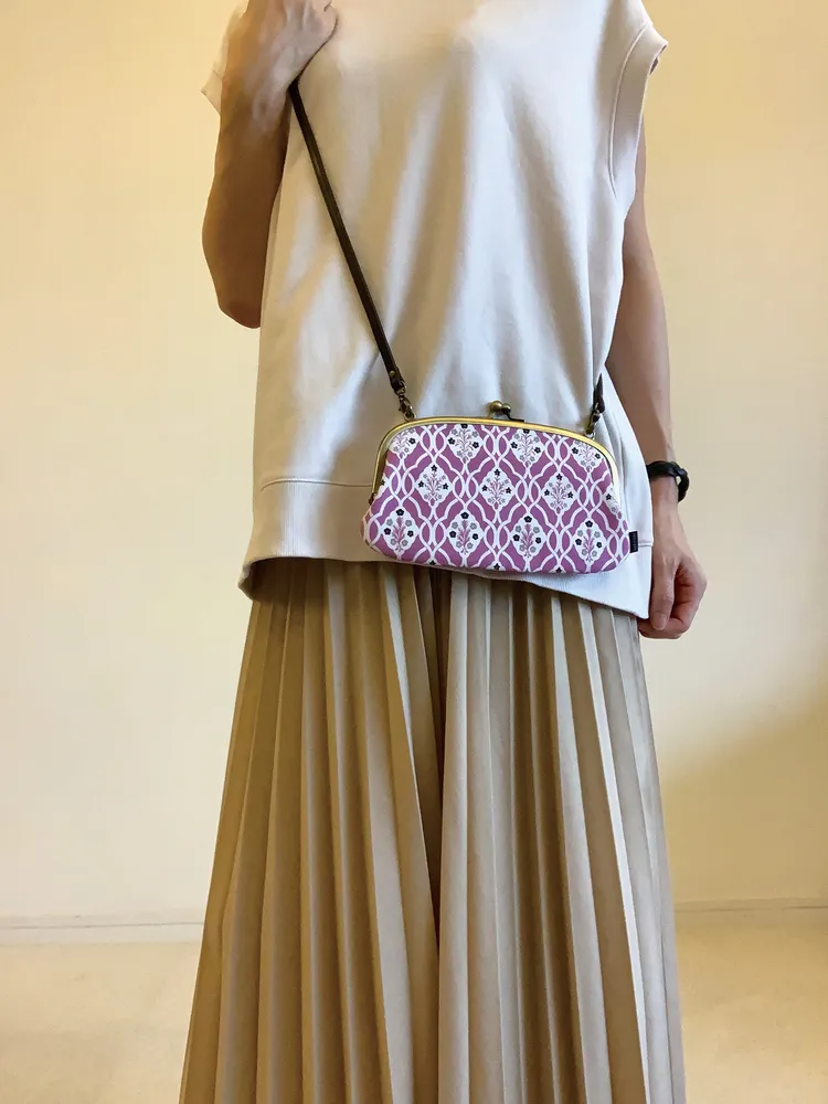 MAISON BLANCHE子母口金包(附牛皮背帶) 原價2900元。業者提供