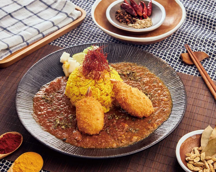 初登場-大阪香料咖哩 蟹爪奶油可樂餅咖哩飯，售價330元。業者提供