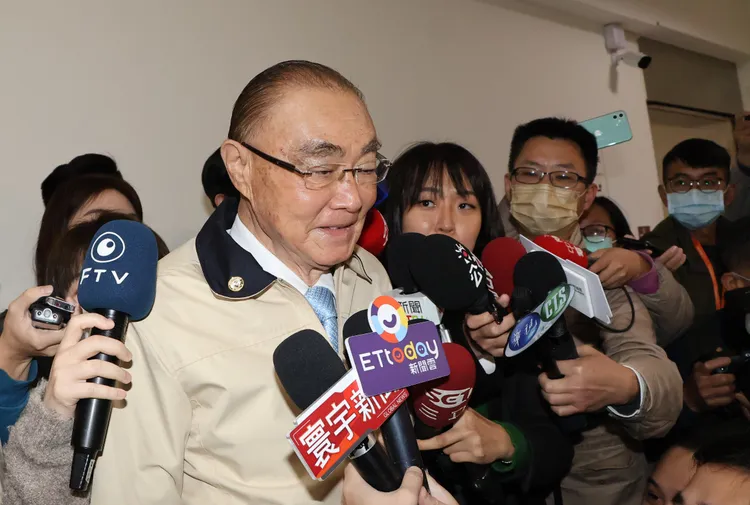 馮世寬今出席外交及國防委員會前，被問及日媒報導時大罵胡說八道，並拋下「放他媽的屁」重話。鄭孟晃攝