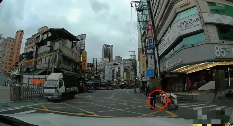 林翁日前手持利器、推著手推車，出現在捷運景美站。翻攝畫面