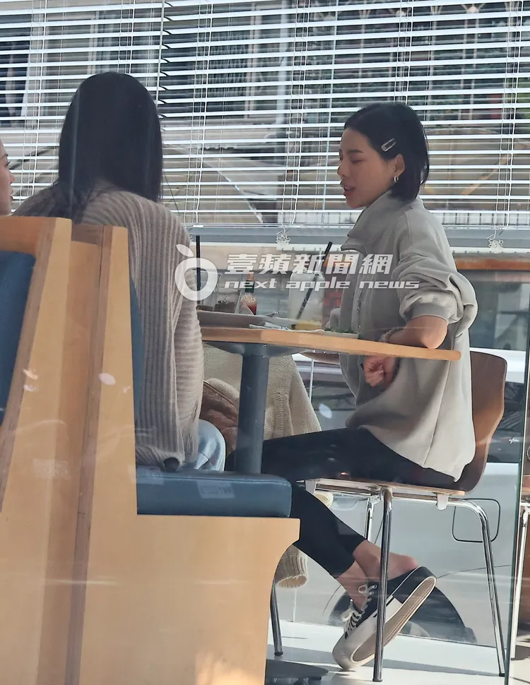 洪文安與當天夾著髮夾，一身輕鬆裝扮，穿著緊身長褲顯出細長大腿。特勤中心攝