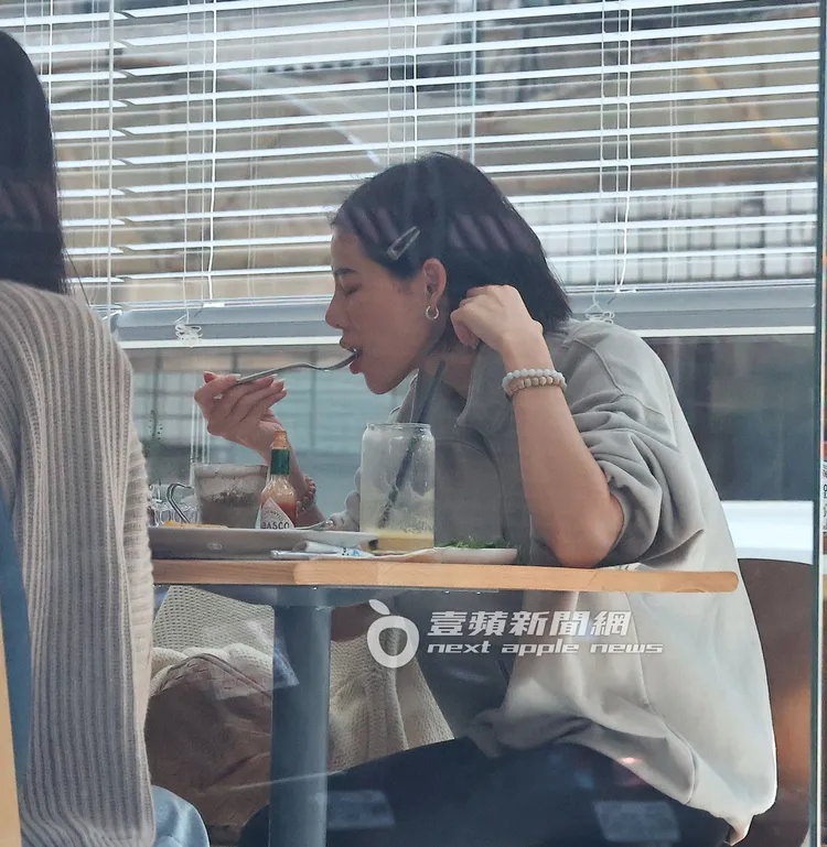 聊到肚子餓了，洪文安拿起叉子吃東西。特勤中心攝