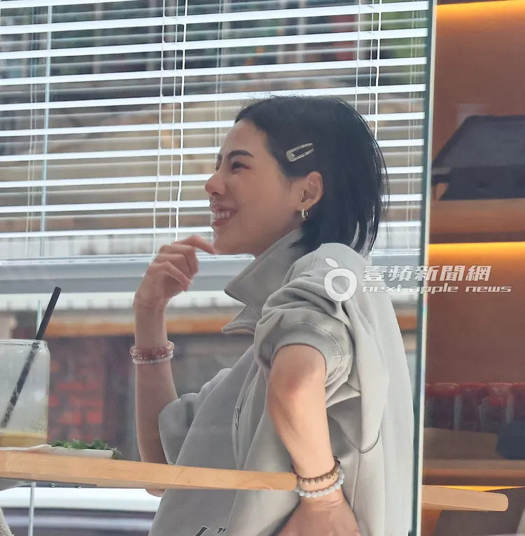 洪文安將頭髮、捲起袖子，聊得十分起勁。特勤中心攝