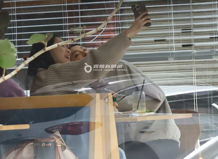 接著洪文安（右）與女友人一起玩起自拍。特勤中心攝