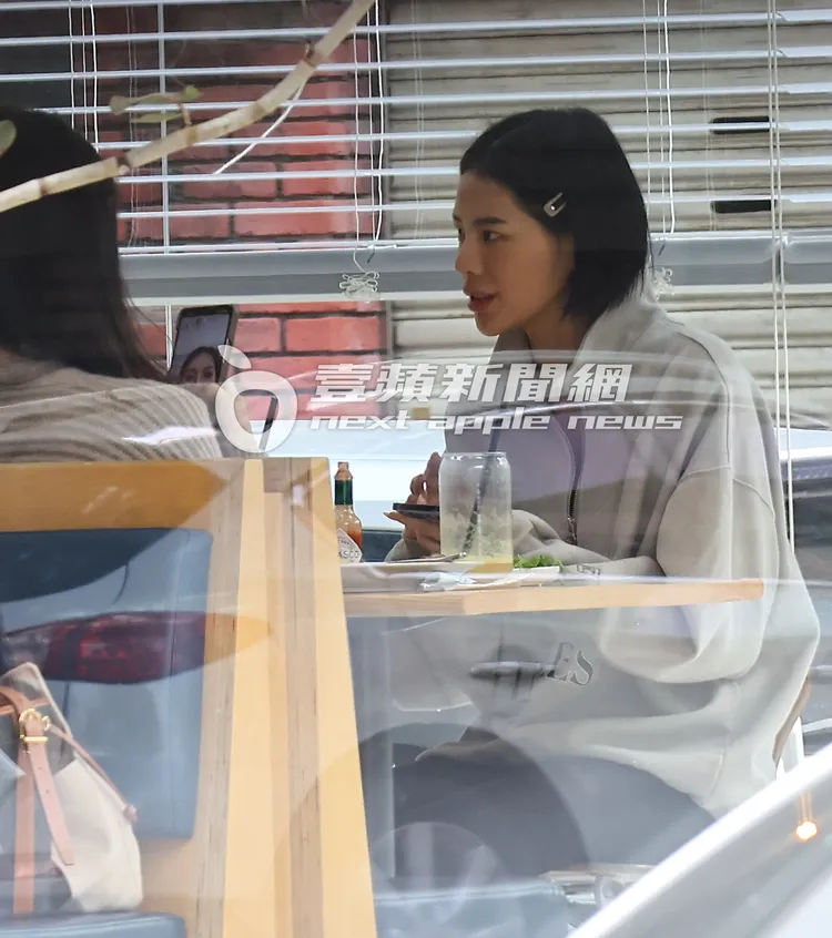 洪文安與當天夾著髮夾，一身輕鬆裝扮。特勤中心攝