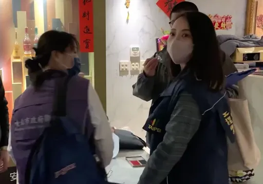 攜手建管處美女官員！松山警稽查酒店　查獲弘仁會通緝犯