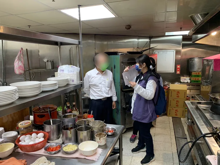 環保局稽查酒店、三溫暖廚房。翻攝畫面