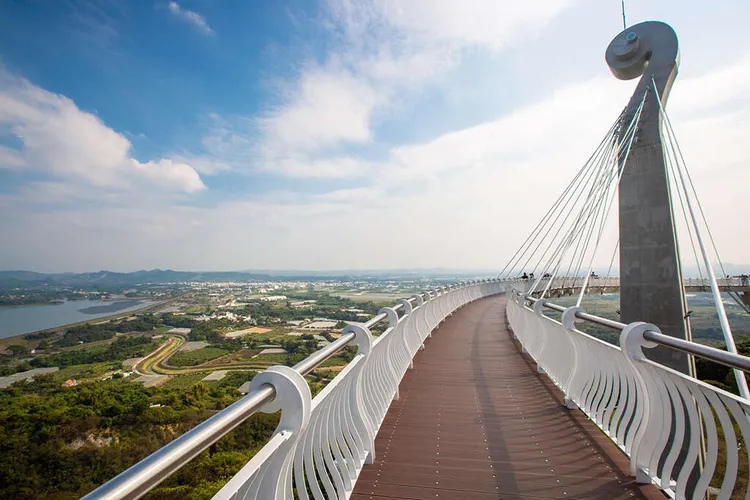 崗山之眼可俯瞰阿公店水庫、阿公店森林公園、阿公店溪及其平原等美景。翻攝高雄旅遊網