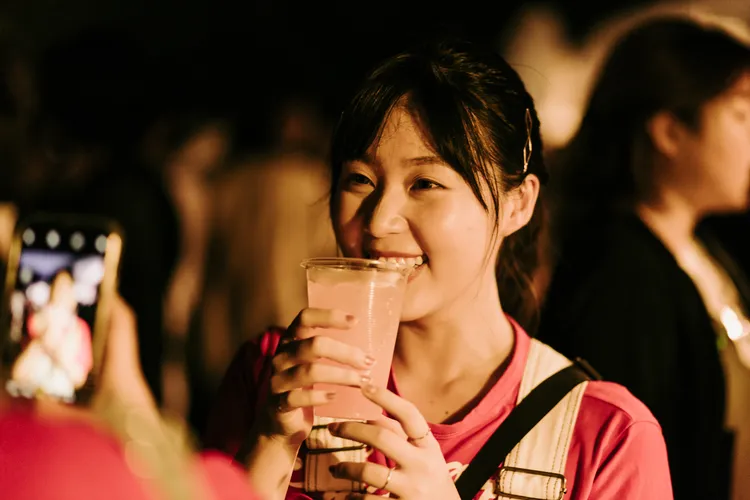 3/18、3/19晚間駁二大義區C8與C9倉庫廊道舉辦「夜駁二派對」，可吃肉、喝啤酒與觀看DJ演出，憑演唱會門票票根可換飲料。高市府提供