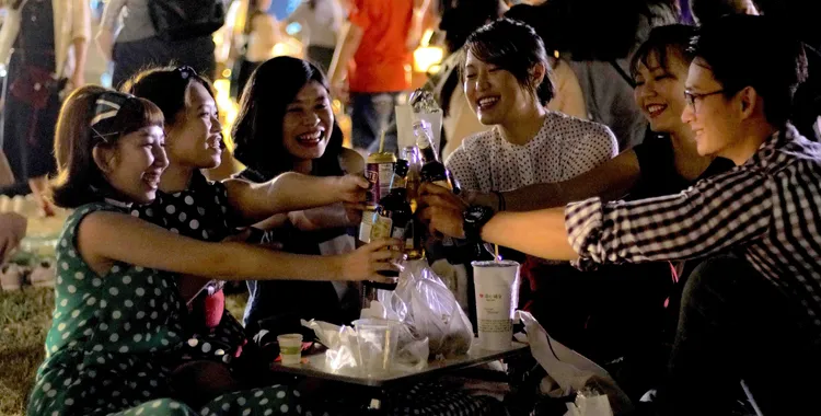 3/18、3/19晚間駁二大義區C8與C9倉庫廊道舉辦「夜駁二派對」，可吃肉、喝啤酒與觀看DJ演出，憑演唱會門票票根可換飲料。高市府提供