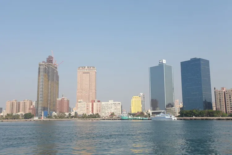 高市府推出聽演唱會搭文化遊艇船票優惠，粉絲可憑門票票根享船票100元折抵。高市府提供