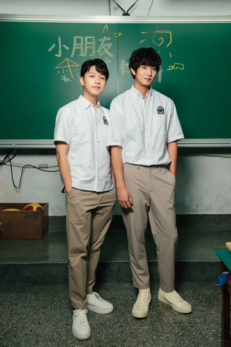 許書豪（右）與韋禮安笑說在MV中要扮演壞學生是最大的挑戰。華納音樂提供