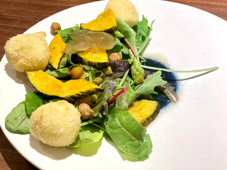 沙拉-芝麻葉/蘆筍/缸豆/炸馬茲瑞拉起士/爐烤鷹嘴豆/葡萄油醋。曾仲葳攝