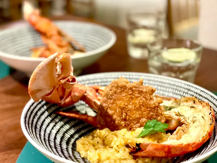 主食-奶油波士頓龍蝦/番紅花甲殼燉飯/帕瑪森起士脆片。曾仲葳攝