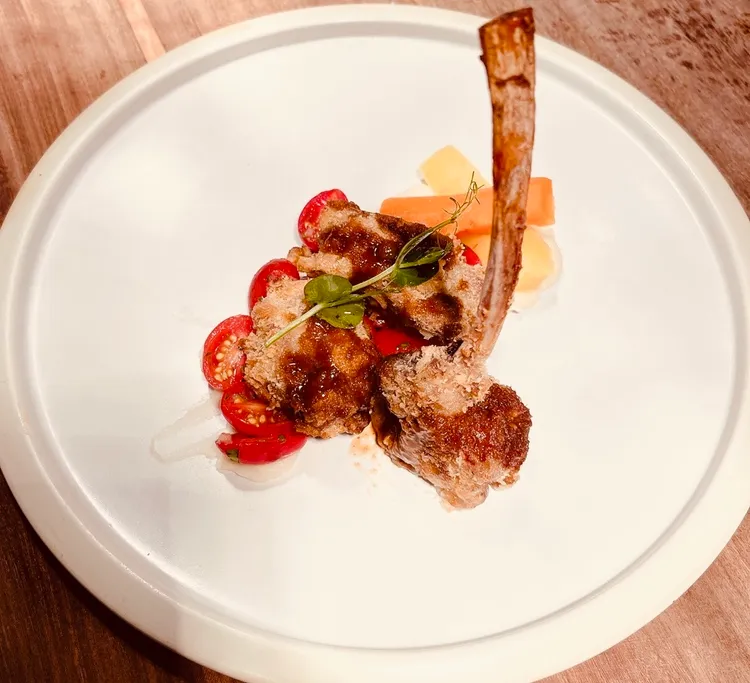 春晌午間套餐主菜-米蘭鑲炸小牛肉。業者提供