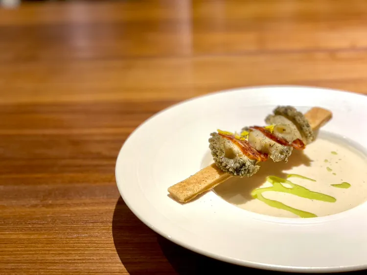 湯品-白花椰/北海岸鮑魚/臘腸/焦糖化蒜。曾仲葳攝