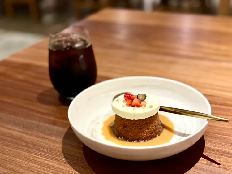 甜點-紅棗黑糖糕/暖薑太妃醬/杏仁雪藏。曾仲葳攝