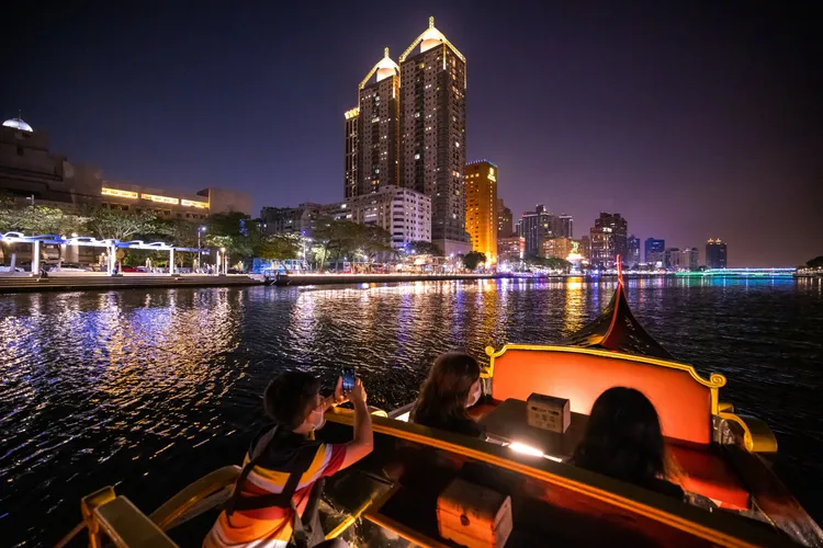 搭愛河貢多拉船可體驗極致夜景。觀光局提供