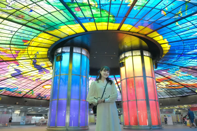 日籍網紅帶路世界最美車站之一的美麗島捷運站。觀光局提供